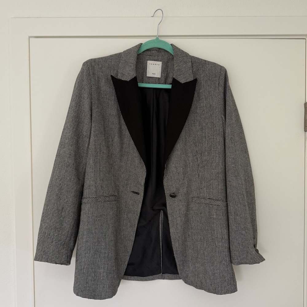 blazer not fitted a bit oversize french size2 American 4/6. 
Small/ Medium
